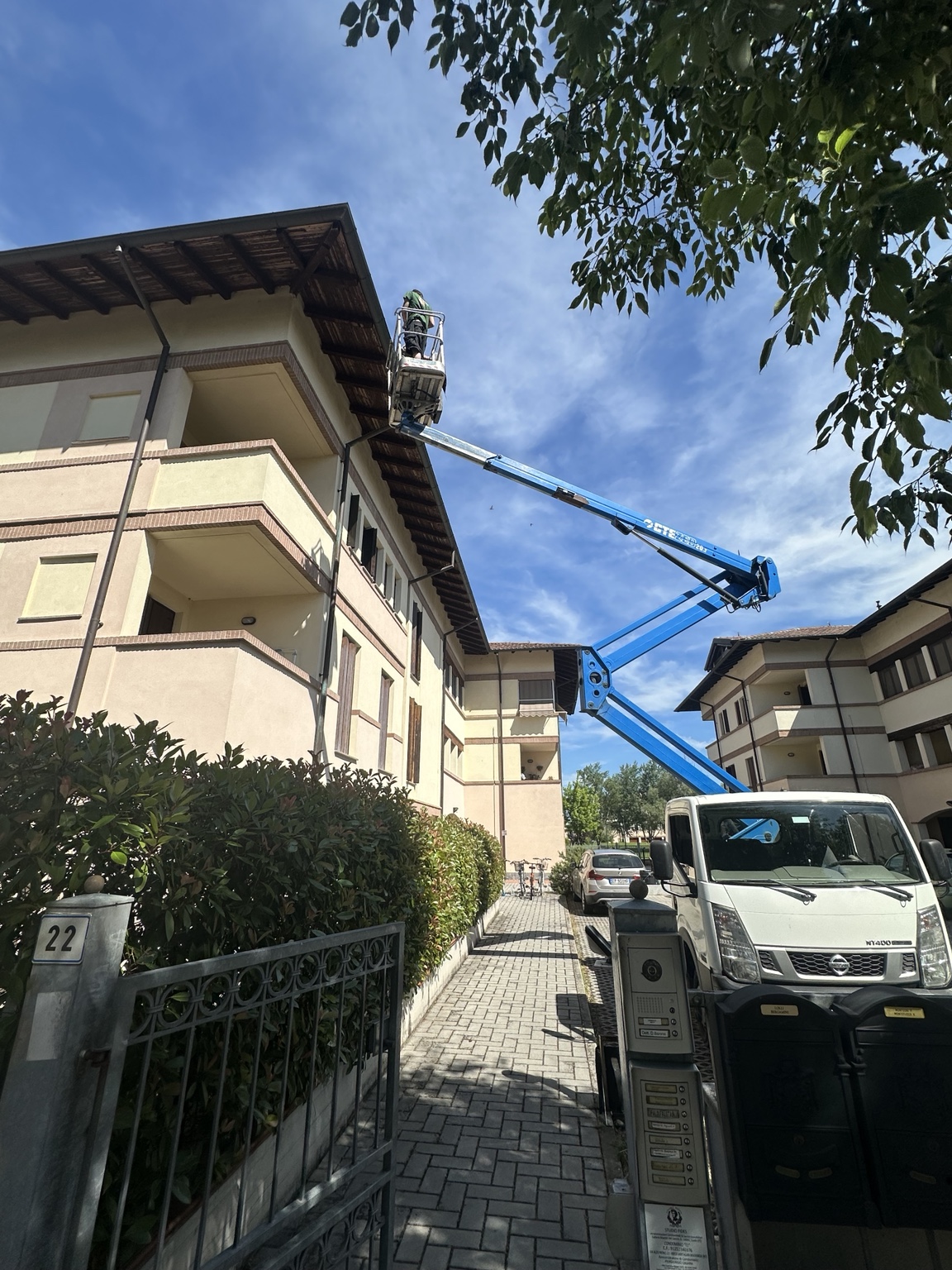 GECO al lavoro su un edificio residenziale con piattaforma elevatrice