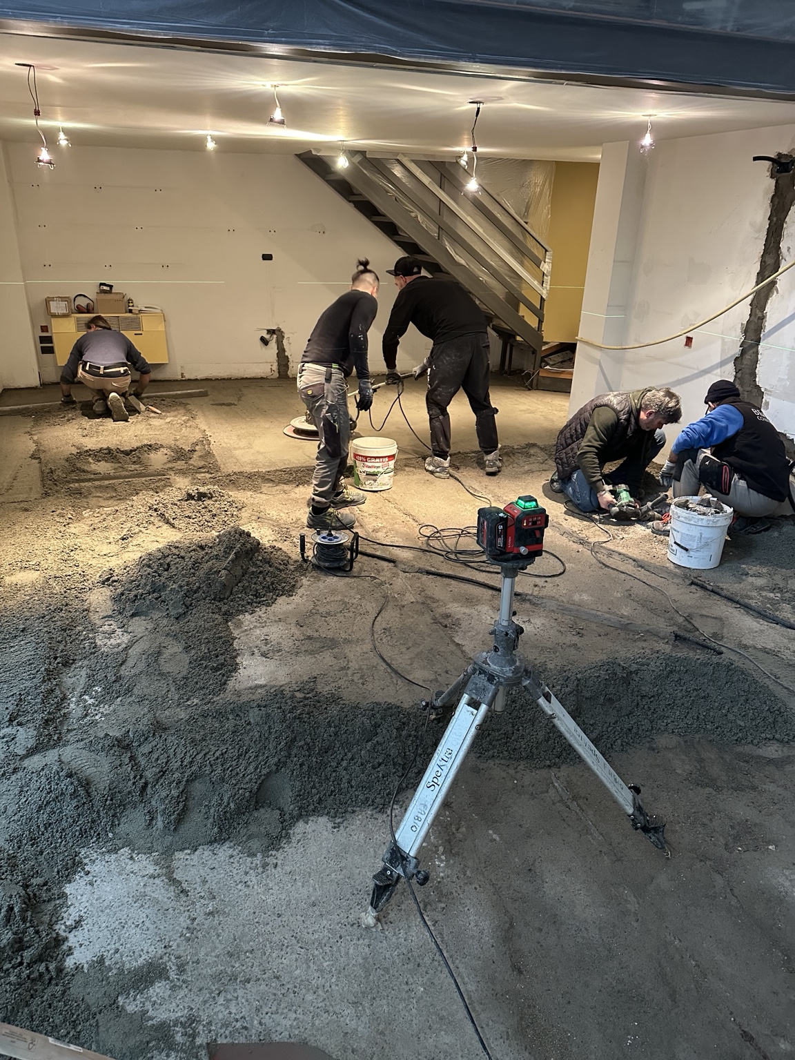 La squadra al lavoro nella preparazione del sottofondo di un ambiente interno