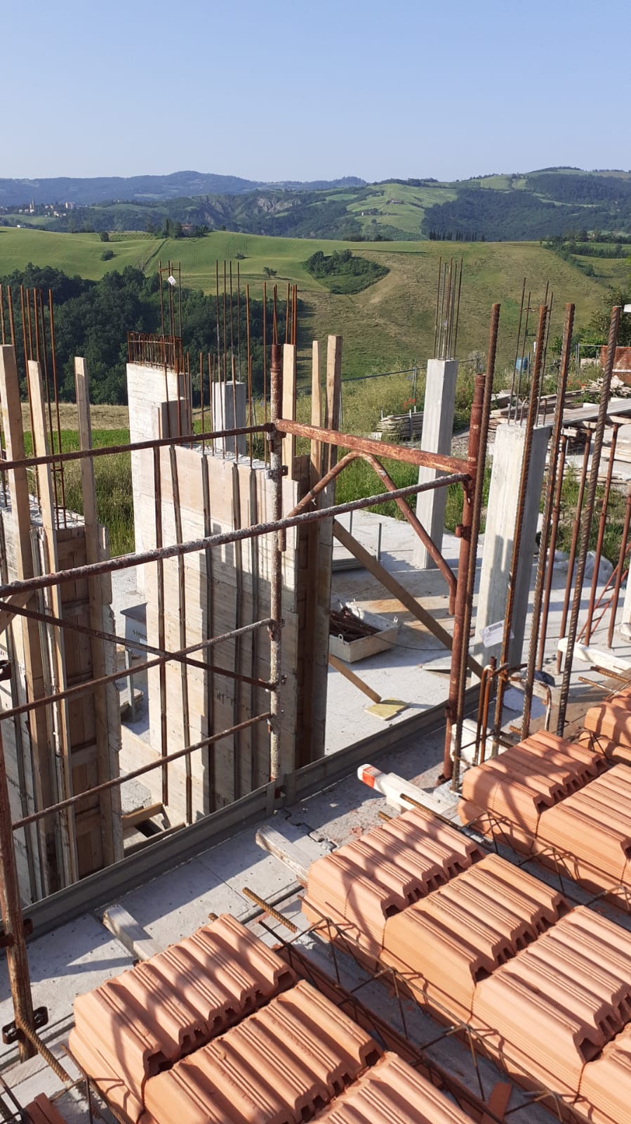 Una fase di realizzazione della struttura con pilastri e armature.