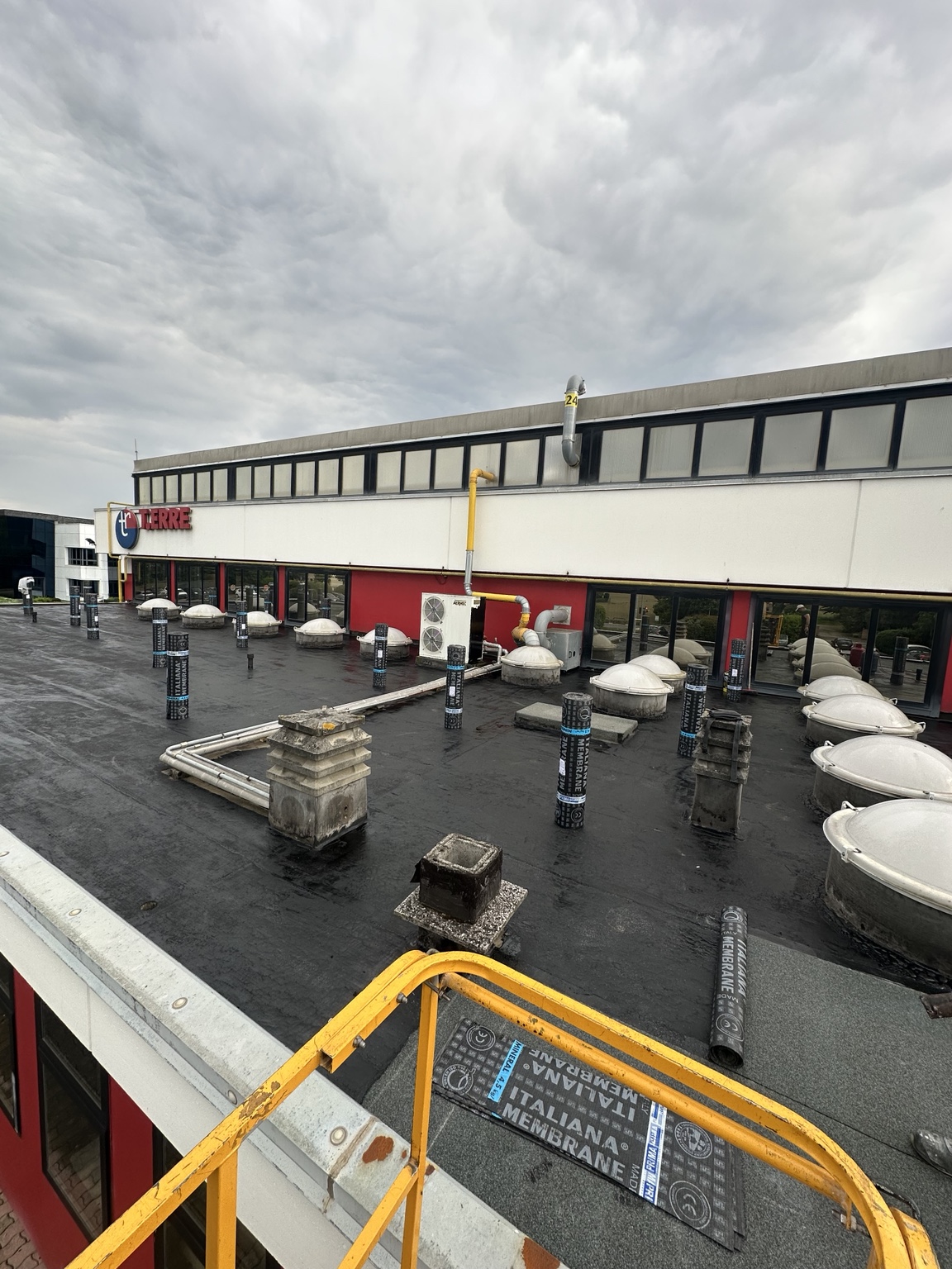 Una fase del cantiere sulla copertura dello stabilimento.